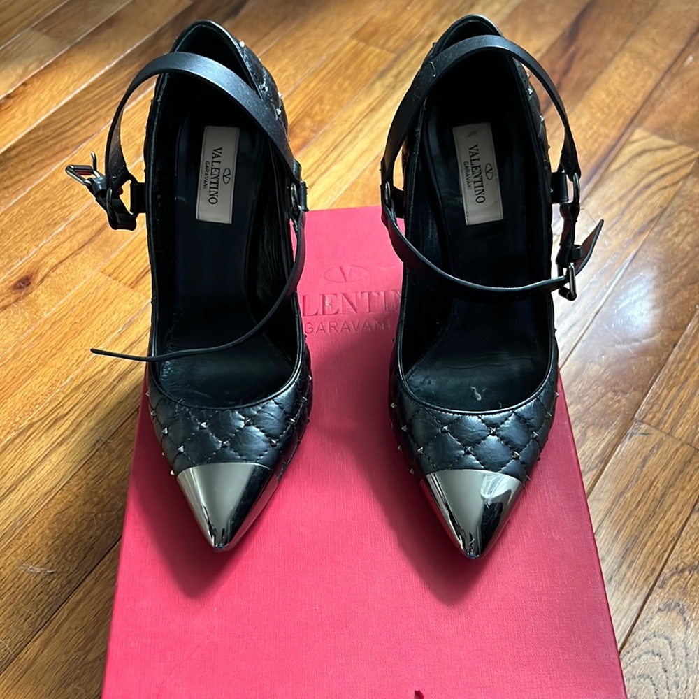 Exquisite black Valentino heel
